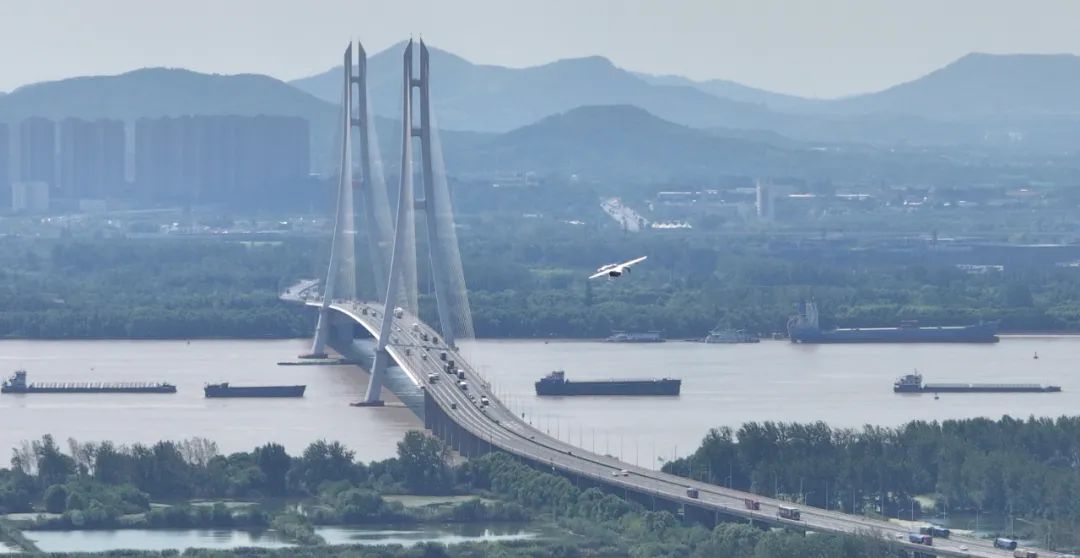 峰飛航空完成噸級以上eVTOL“空中出租車”跨長江首飛(圖3)