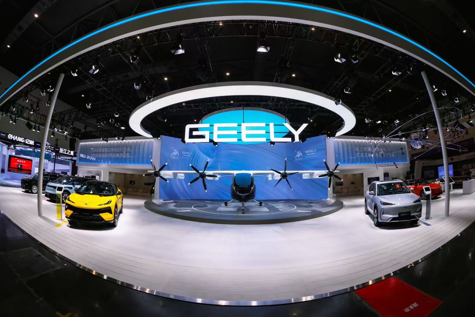 第三屆全球數(shù)字貿(mào)易博覽會(huì)上，吉利沃飛長(zhǎng)空“飛行汽車”AE200亮相(圖2)