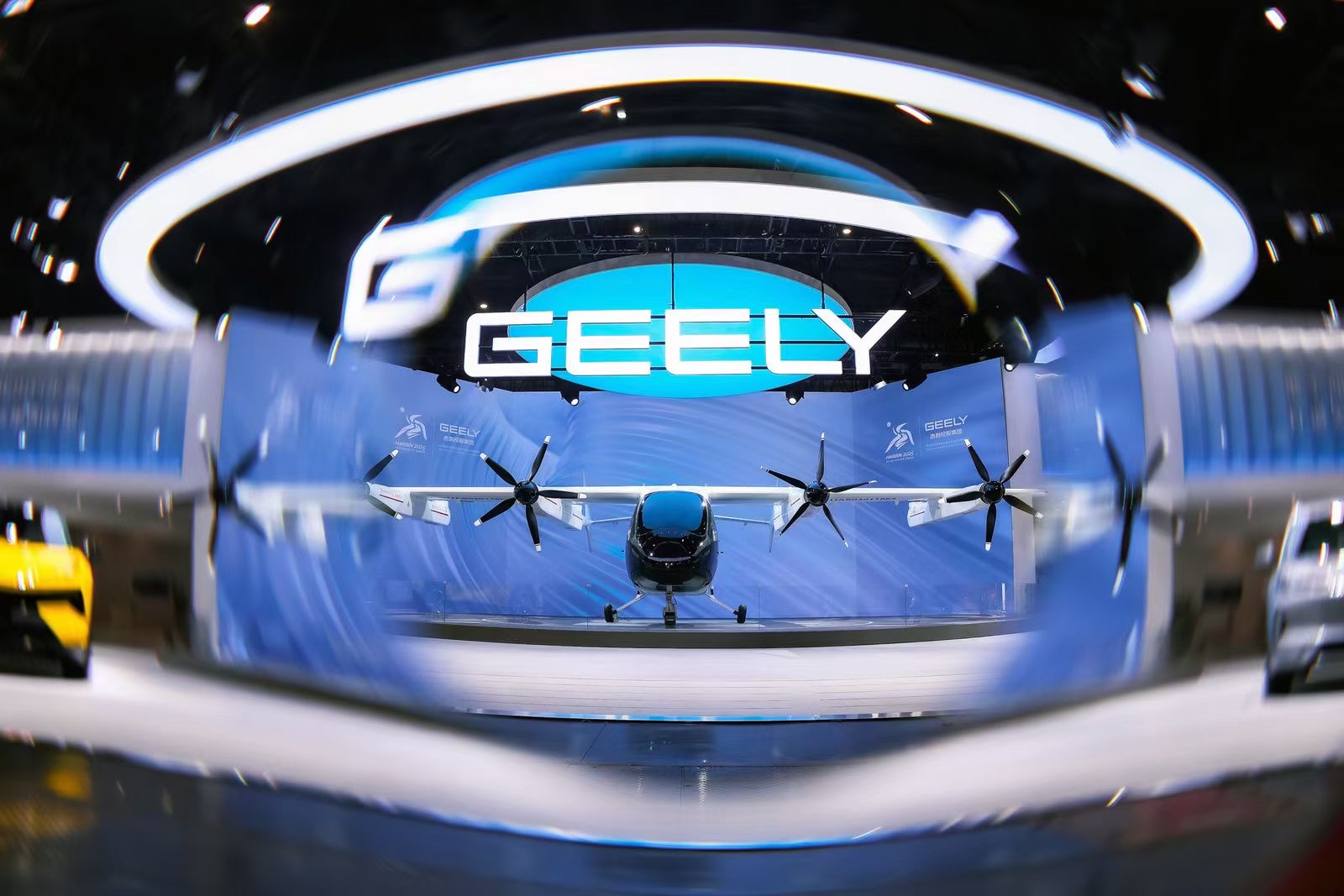 第三屆全球數(shù)字貿(mào)易博覽會(huì)上，吉利沃飛長(zhǎng)空“飛行汽車”AE200亮相(圖3)