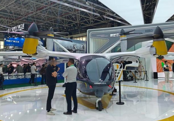 一飛沖天！車企航展競(jìng)相搶灘低空經(jīng)濟(jì)，2026 年萬億市場(chǎng)可期
