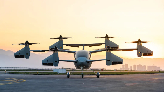 國內(nèi)首架全傾轉(zhuǎn)旋翼 eVTOL  鴻鵠 MARK1 全尺寸工程樣機(jī)總裝下線(圖2)