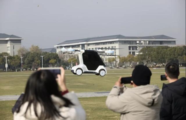 會(huì)飛的汽車長啥樣？東大科研團(tuán)隊(duì)打造國內(nèi)首個(gè)，獲30余家主流媒體報(bào)道！(圖4)