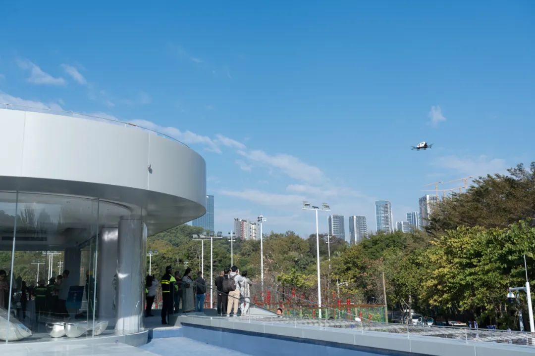 深圳羅湖城市空中交通展示(體驗(yàn))中心落成,億航智能EH216-S首個(gè)全自動(dòng)立體升降式智能eVTOL機(jī)坪亮相(圖3) 深圳羅湖城市空中交通展示(體驗(yàn))中心落成,億航智能EH216-S首個(gè)全自動(dòng)立體升降式智能eVTOL機(jī)坪亮相(圖3)
