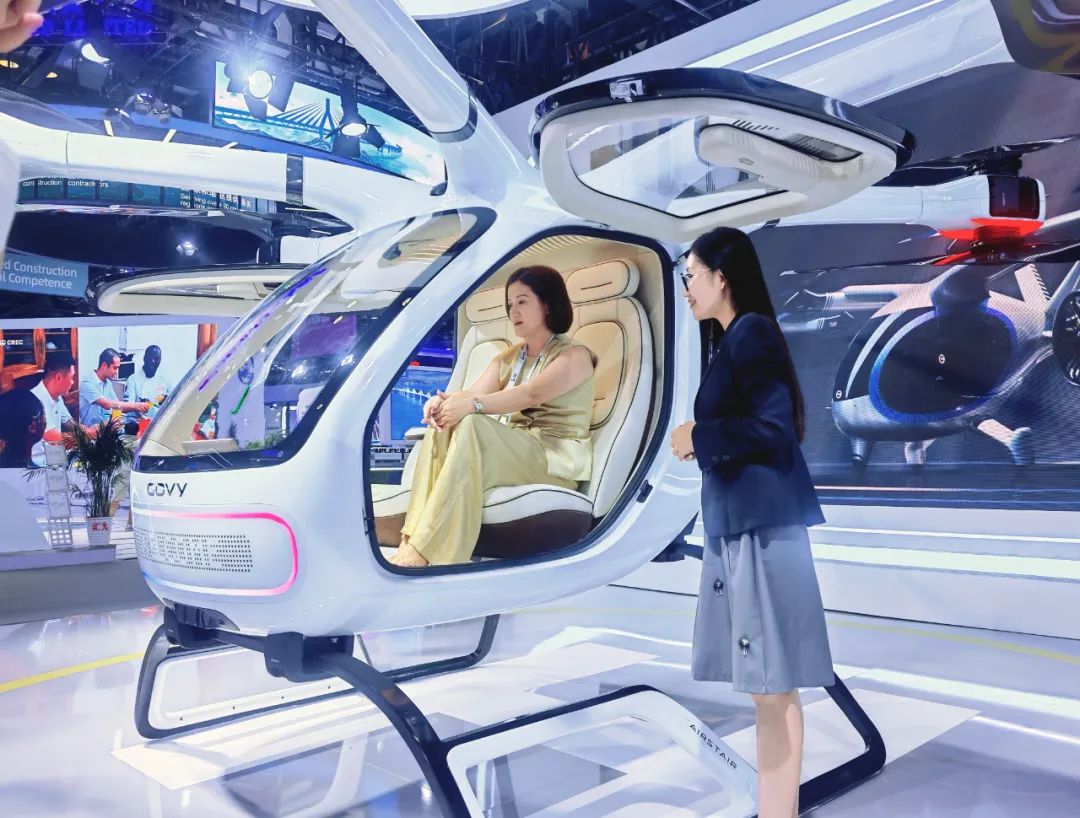 第十七屆交通展上，廣汽高域展出的飛行汽車GOVY AirCab憑創(chuàng)新技術(shù)成為焦點(diǎn)(圖5)