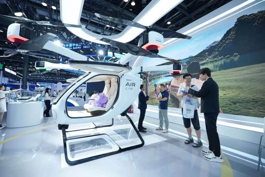 第十七屆交通展上，廣汽高域展出的飛行汽車GOVY AirCab憑創(chuàng)新技術(shù)成為焦點(diǎn)(圖6)
