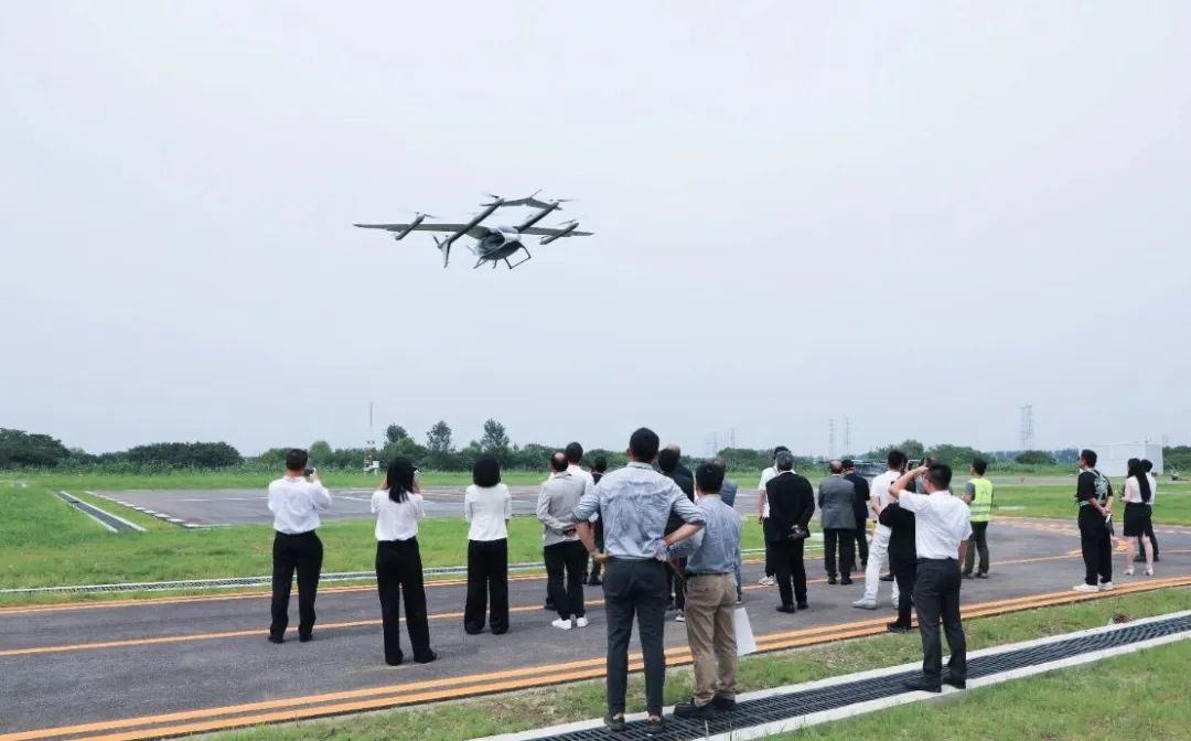 阿聯(lián)酋民航總局局長一行到訪峰飛航空調(diào)研交流